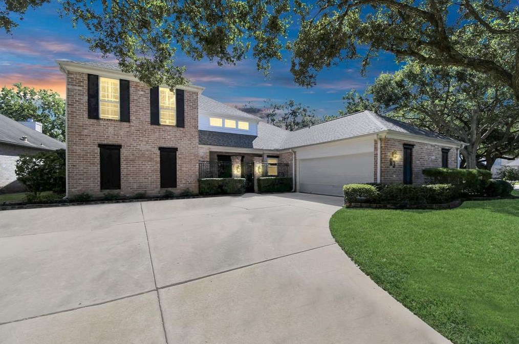 63 Crestwood Cir, Sugar Land, TX 77478