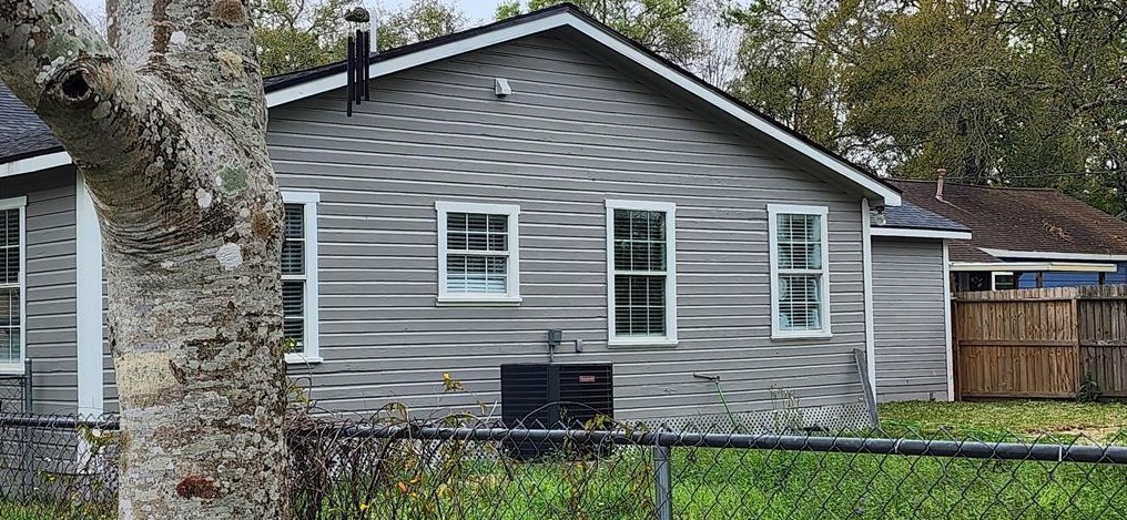 618 4th St, League City, TX 77573-2326