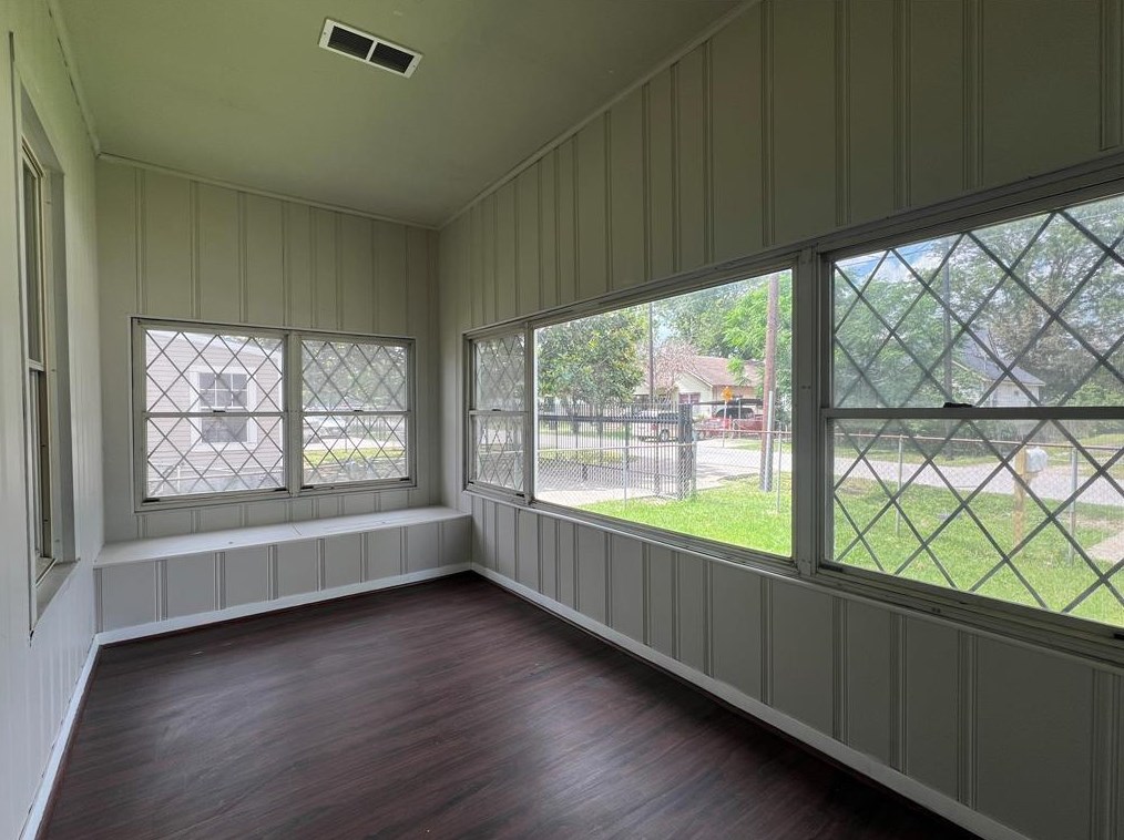 9428 E Avenue L, Houston, TX 77012