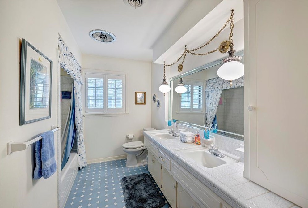 12102 Taylorcrest, Houston TX  77024-4245 exterior