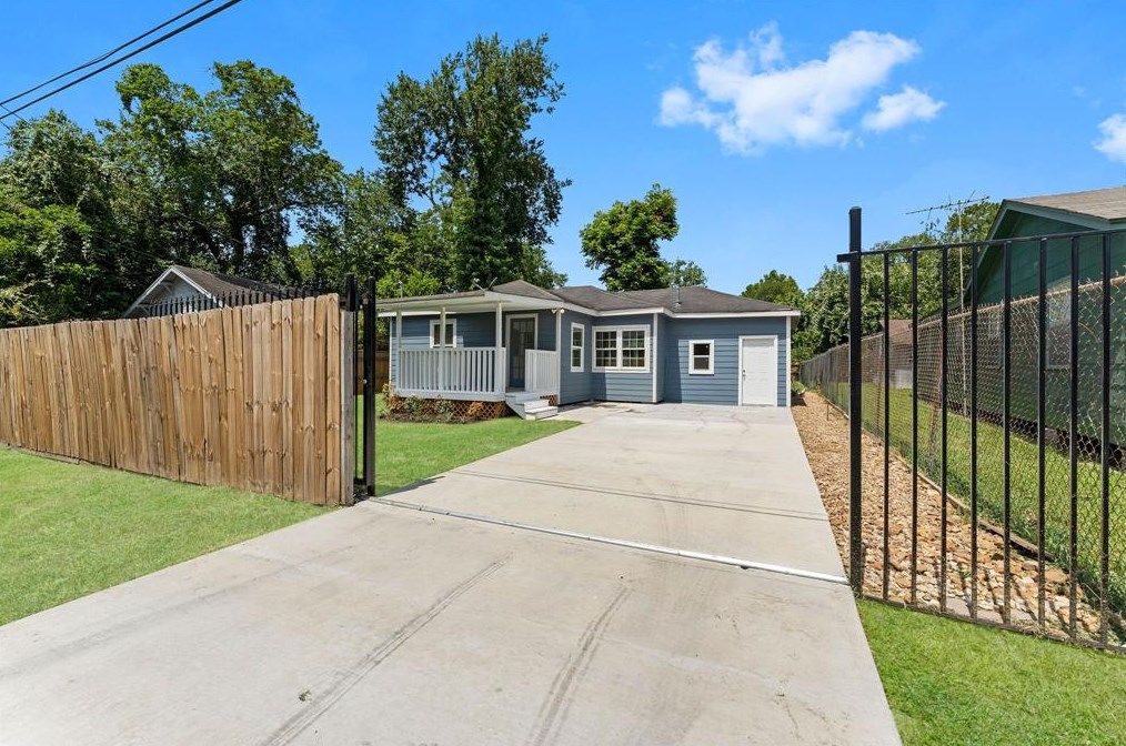 6215 Maxroy St, Houston, TX 77091-3942