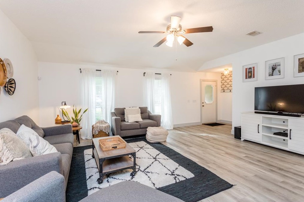 11 Lazy Morning Pl, Spring TX  77381-3255 exterior