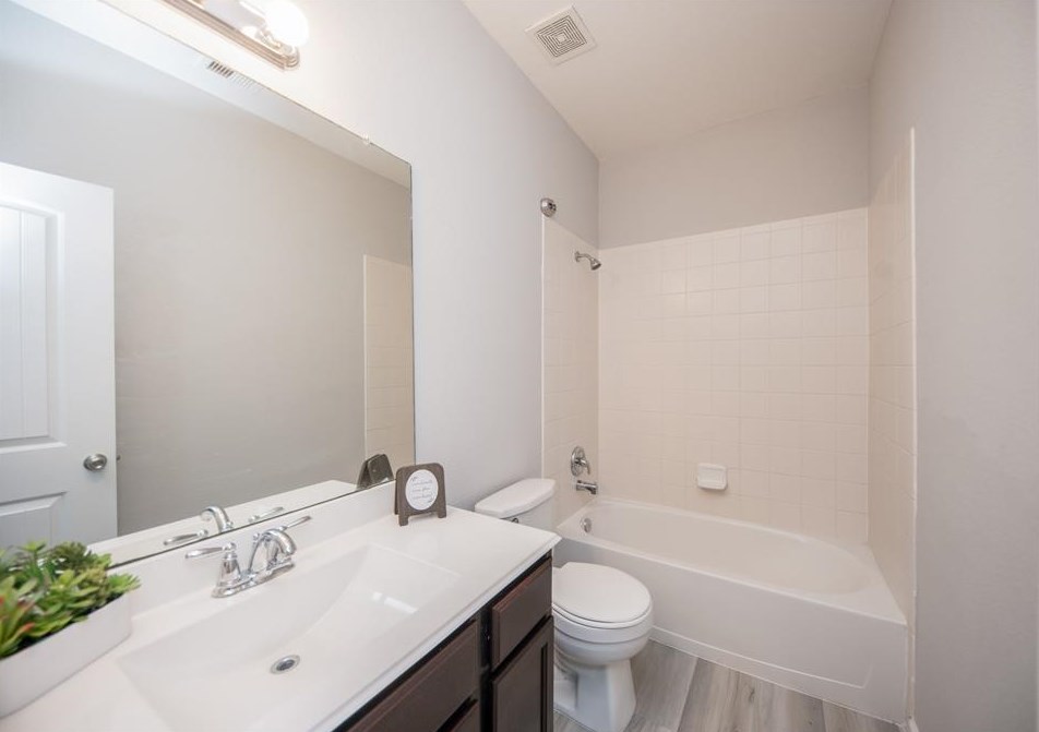 14030 Long Mdw Dr, Houston TX  77047-4657 exterior