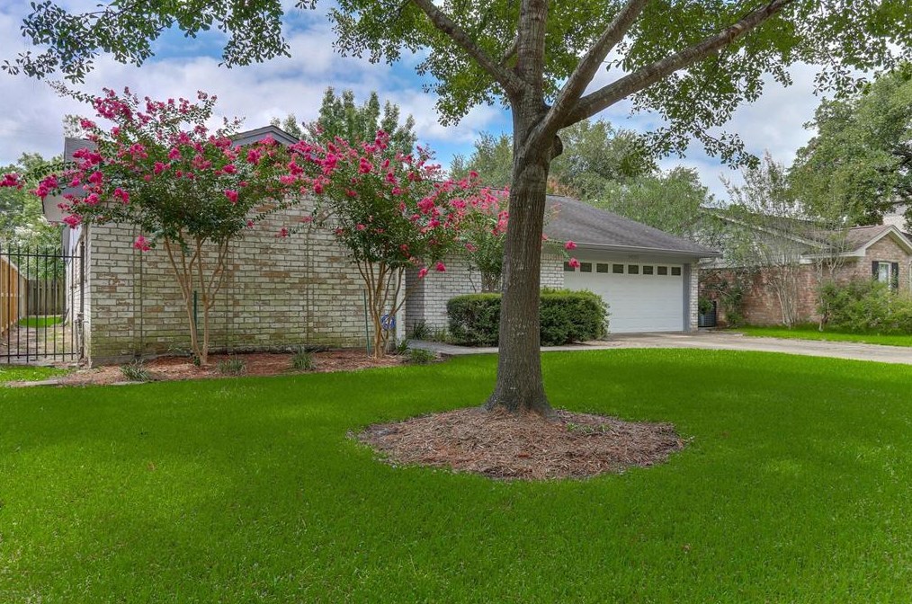 14123 Myrtlea Dr, Houston TX  77079-3208 exterior