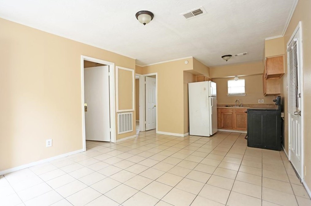 2460 W Shane St #1, Alvin, TX 77511