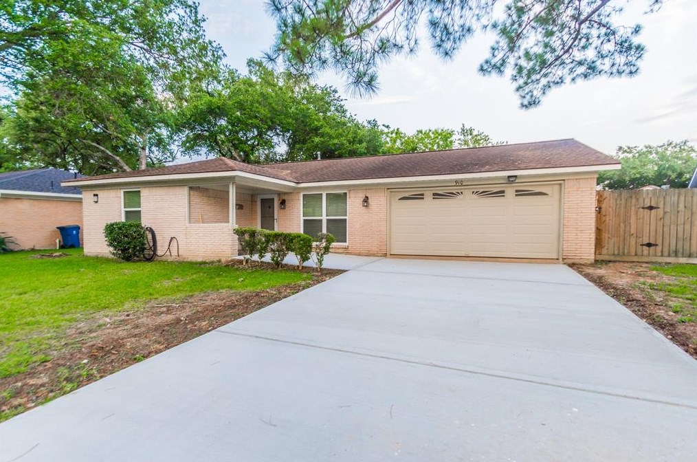 910 Beechgrove Dr, Houston, TX 77058