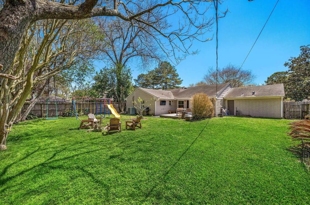 5506 Creekbend Dr, Houston TX  77096-5013 exterior