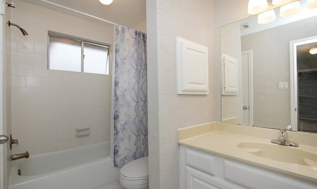 2103 Creekshire Dr, Sugar Land TX  77478-5221 exterior