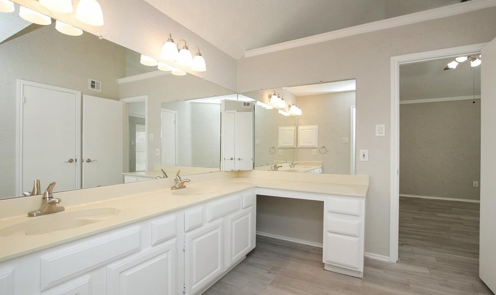 2103 Creekshire Dr, Sugar Land TX  77478-5221 exterior