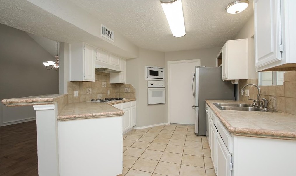 2103 Creekshire Dr, Sugar Land TX  77478-5221 exterior