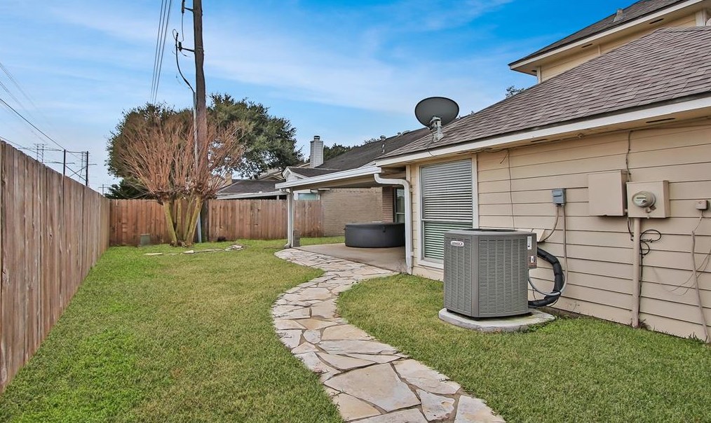 2103 Creekshire Dr, Sugar Land TX  77478-5221 exterior