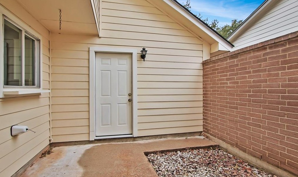 2103 Creekshire Dr, Sugar Land TX  77478-5221 exterior