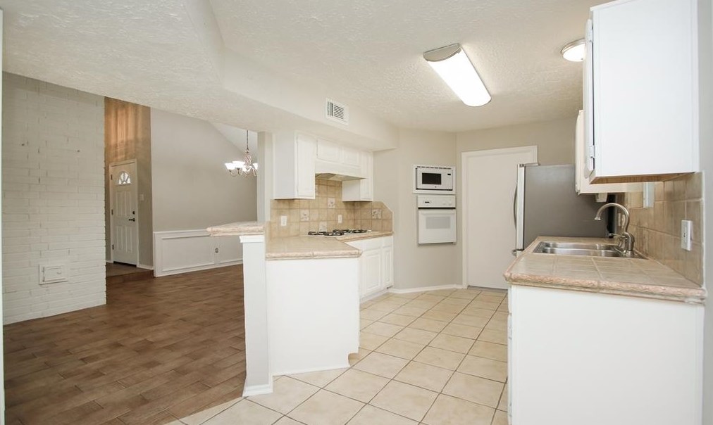 2103 Creekshire Dr, Sugar Land TX  77478-5221 exterior