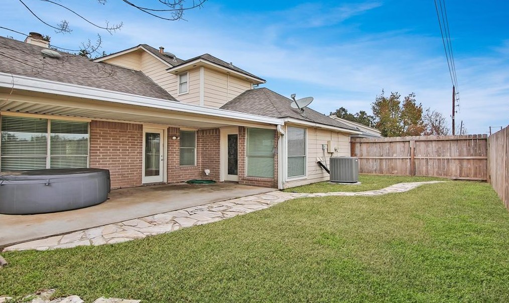 2103 Creekshire Dr, Sugar Land TX  77478-5221 exterior