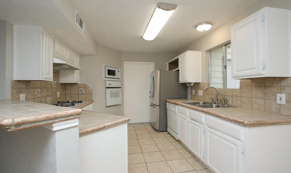 2103 Creekshire Dr, Sugar Land TX  77478-5221 exterior