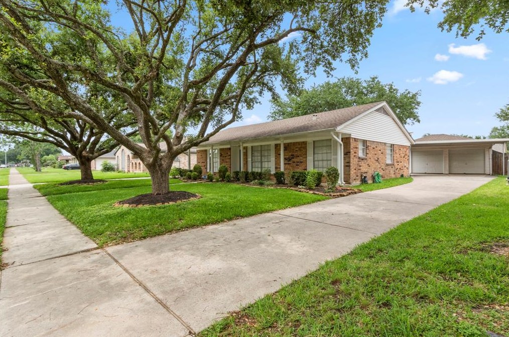 11323 Sagetrail Dr, Houston, TX 77089-4417