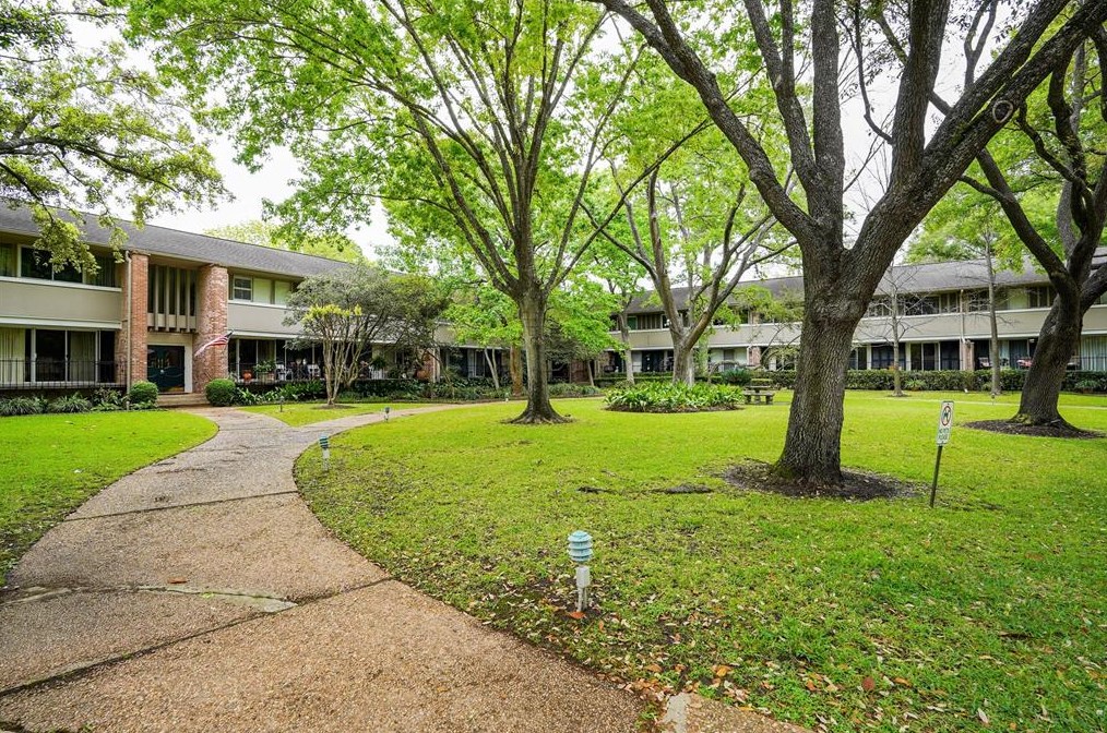 638 Ripple Crk Dr, Houston TX  77057-1074 exterior
