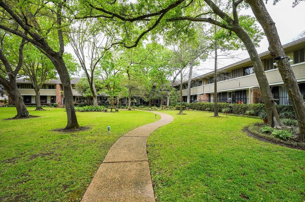 638 Ripple Crk Dr, Houston TX  77057-1074 exterior