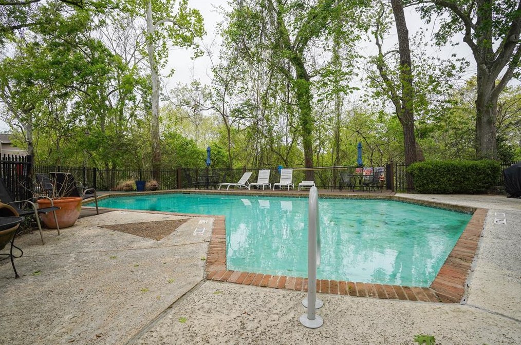 638 Ripple Crk Dr, Houston TX  77057-1074 exterior