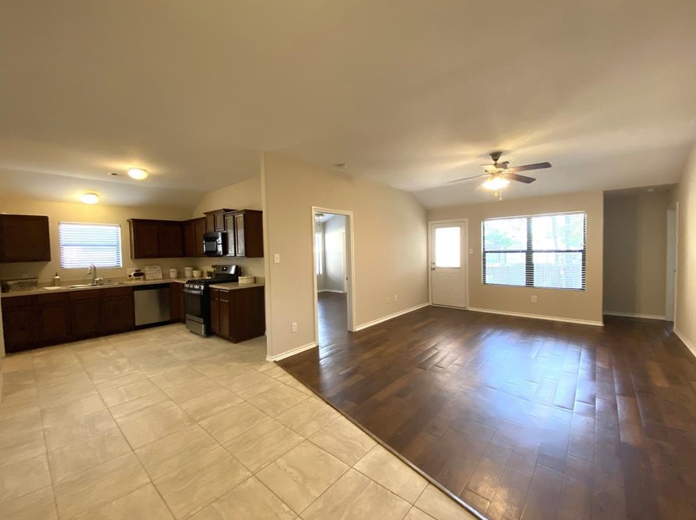 1613 Leafhopper Ln, Conroe, TX 77301