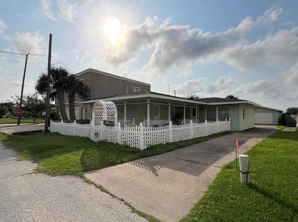 5828 Maco St, Galveston, TX 77551-5848
