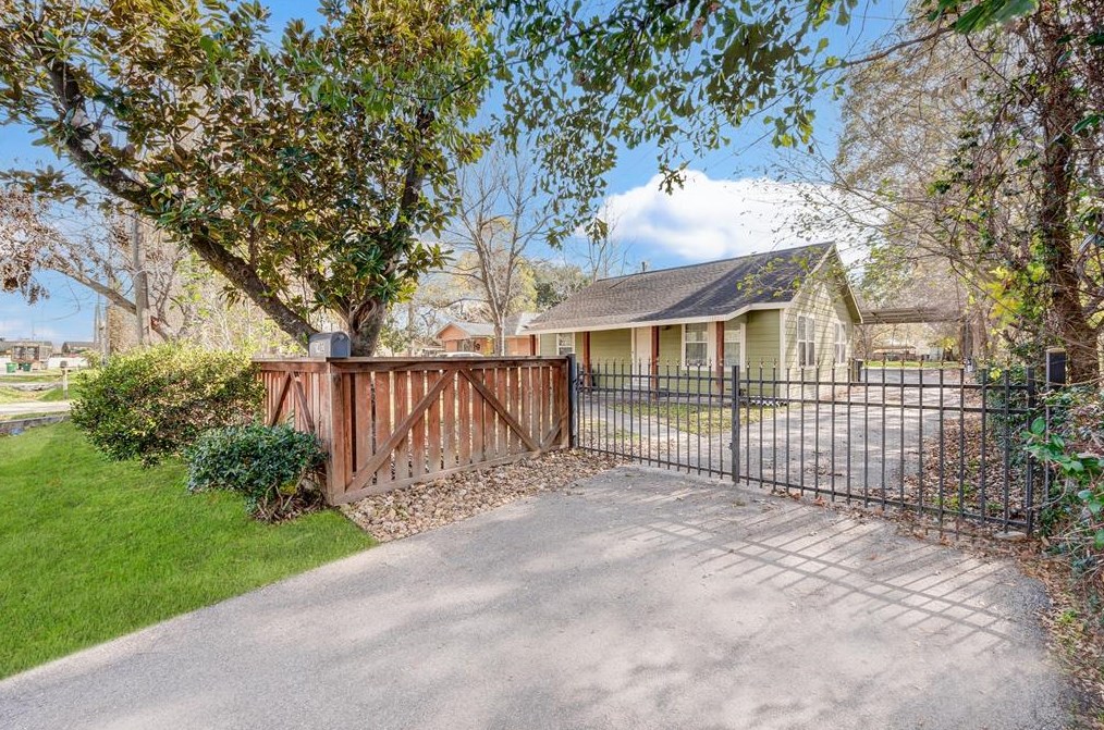1402 Knight St, Houston, TX 77022