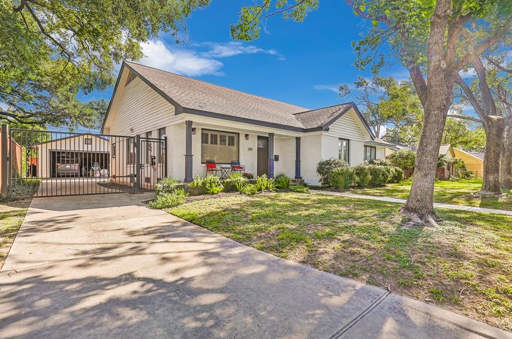 209 Eleanor St, Houston, TX 77009-1323
