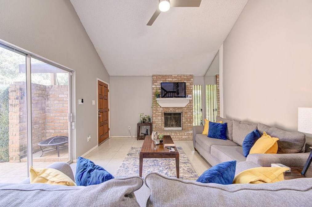 7914 Ellinger Ln, Houston, TX 77040-5905