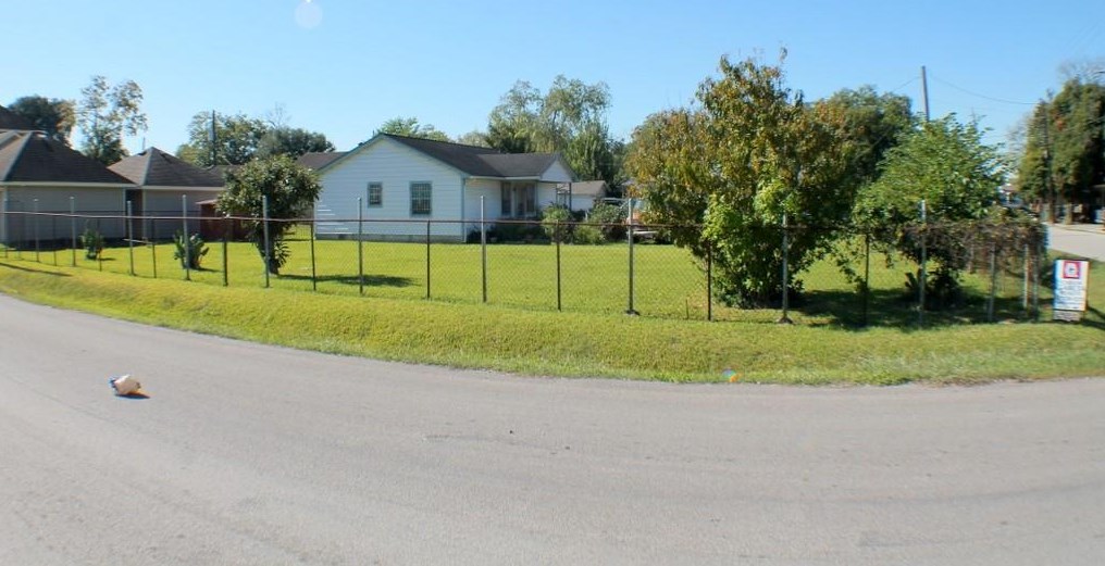 7330 Hillsboro St, Houston, TX 77020-5443