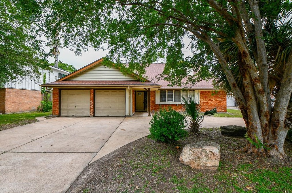 5702 Long Creek Ln, Houston, TX 77088-6705