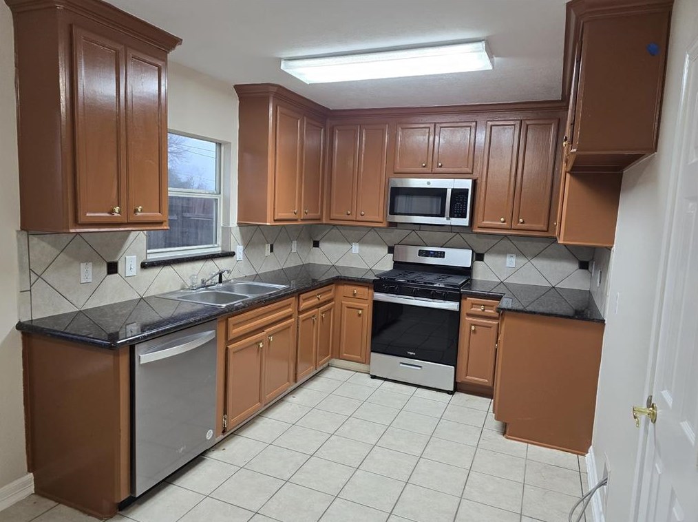 707 Mockingbird St, White Hall, TX 77868