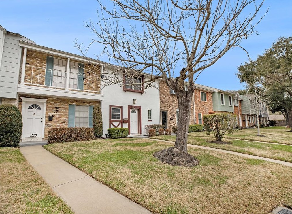 1525 Ramada Dr, Houston, TX 77062
