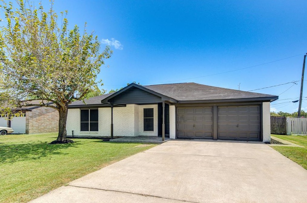 109 Grantham Rd, Baytown, TX 77521-4216