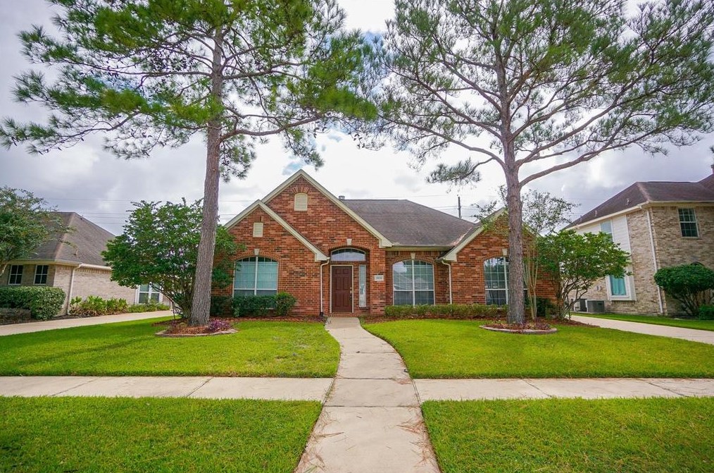 9030 Sunny Ridge Dr, Houston, TX 77095