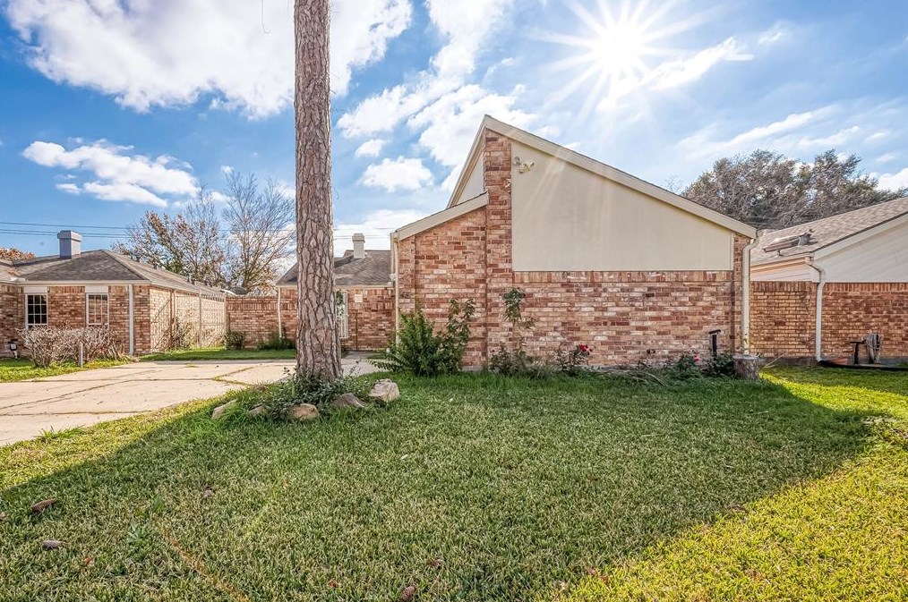 13311 Avonshire Dr, Houston TX  77083-3503 exterior