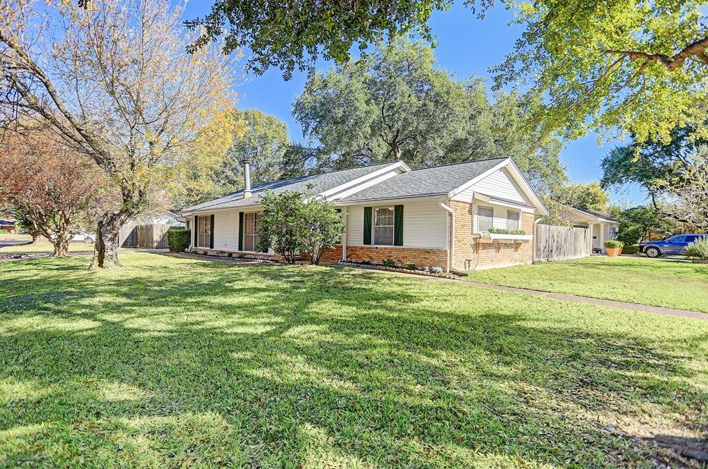 2719 Droxford Dr, Houston, TX 77008-3020