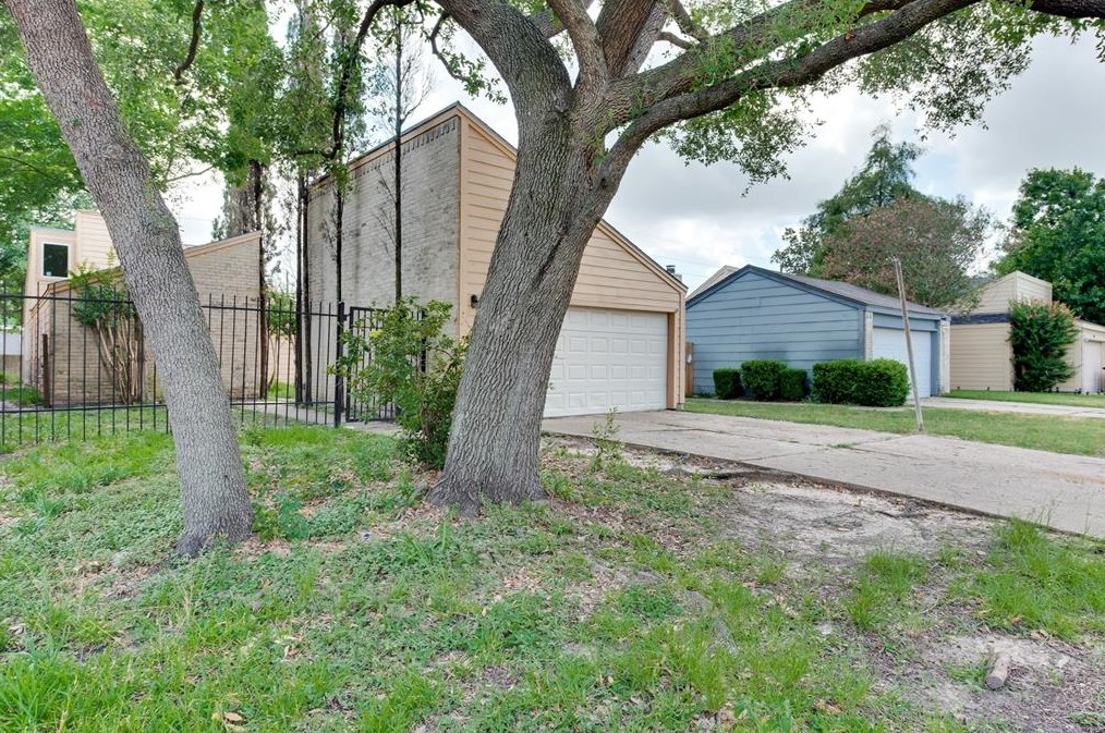 11922 Lakewood W Dr, Cypress, TX 77429