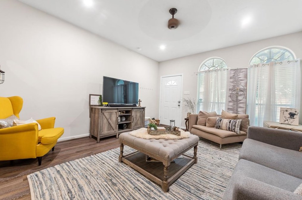 323 Plaza Del Sol Park, Houston TX  77020-7747 exterior