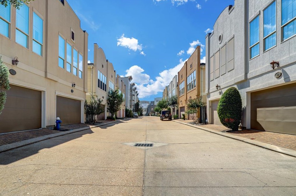 107 Riley Ln, Houston, TX 77003-1542
