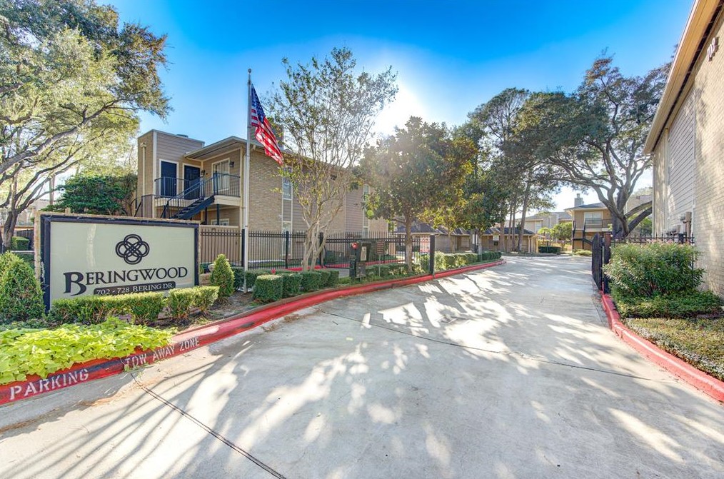 726 Bering Dr, Houston TX  77057-2104 exterior