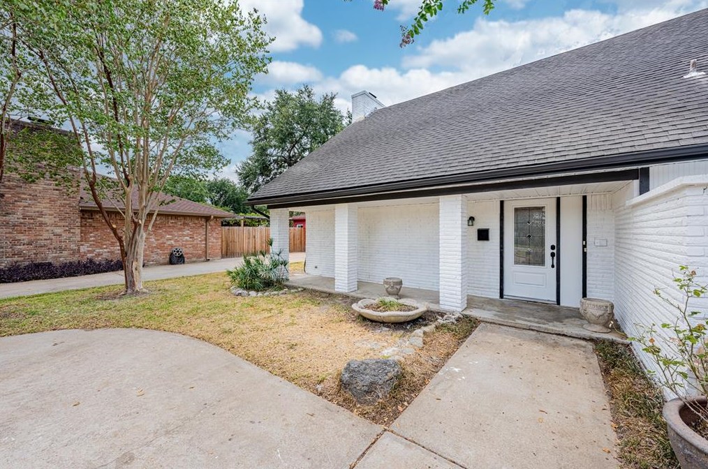 6215 Portal Dr, Houston TX  77096-5725 exterior