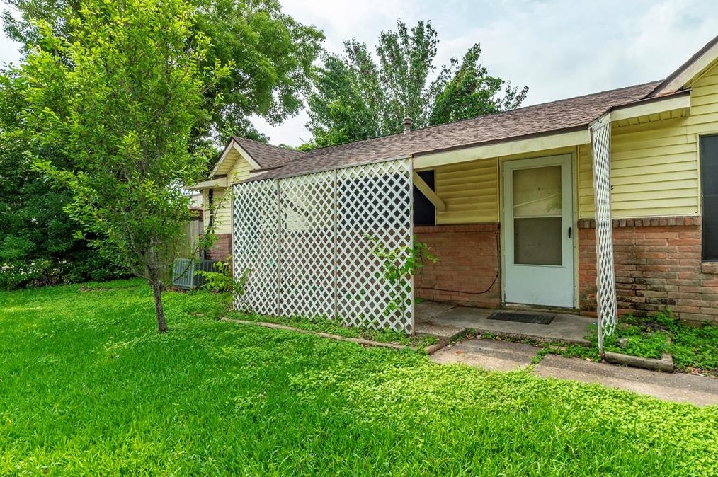 901 James St, Deer Park, TX 77536