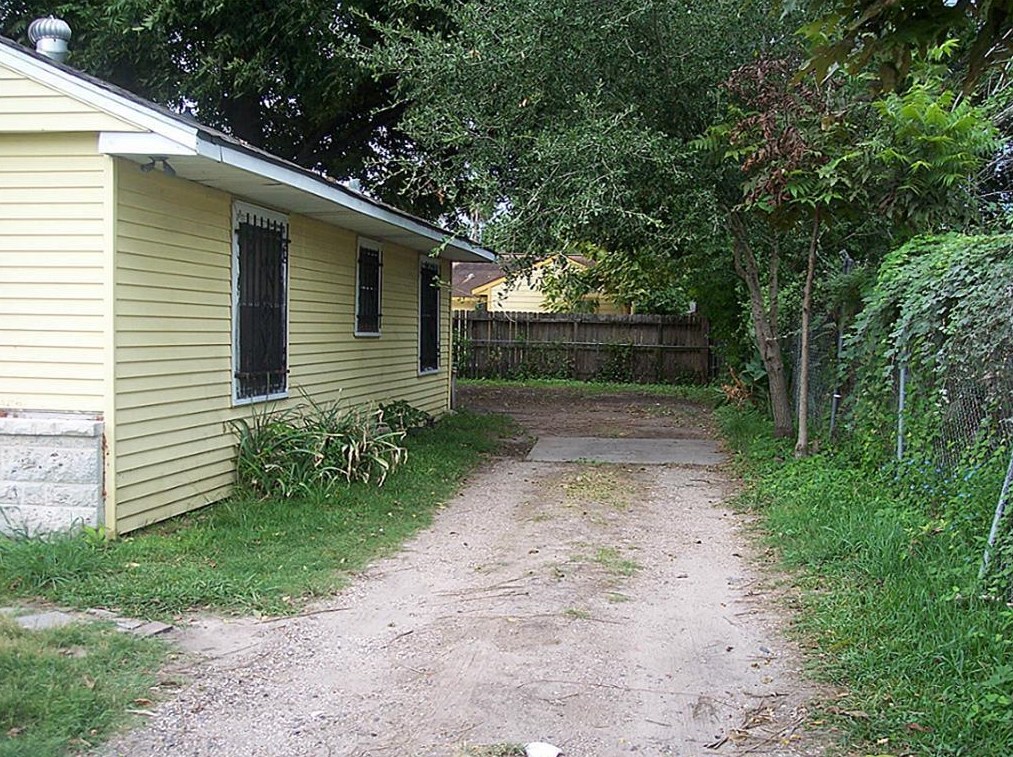 8210 Fulton St, Houston TX  77009-8131 exterior