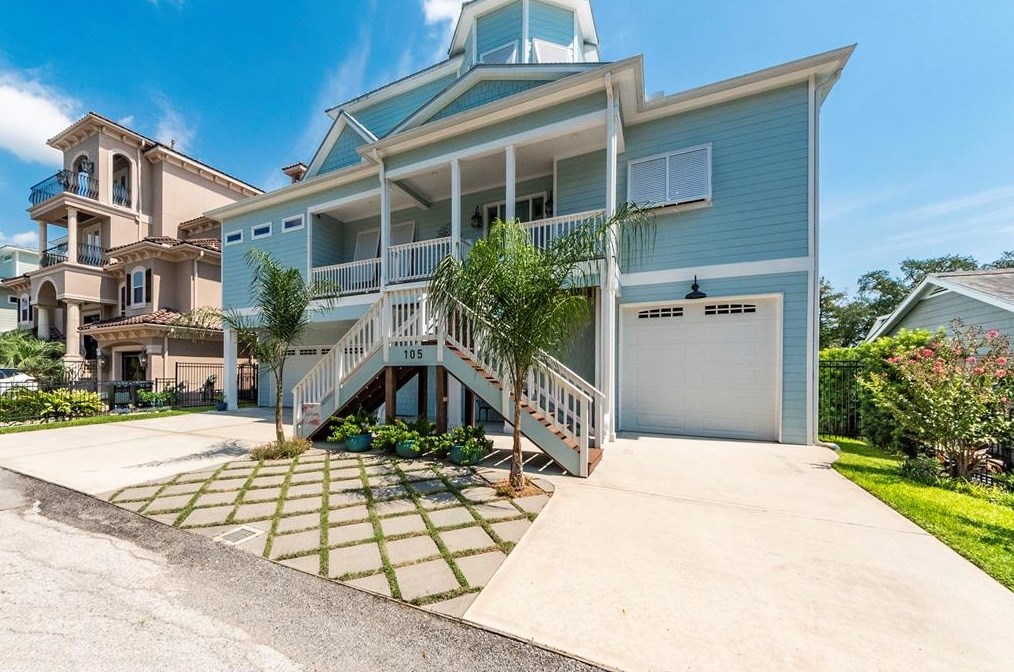 105 Bayou Ln, Kemah, TX 77565-2661