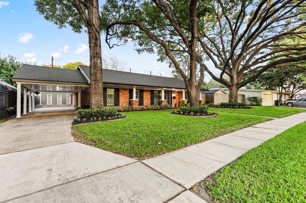 9219 Riddlewood Ln, Houston, TX 77025-4228