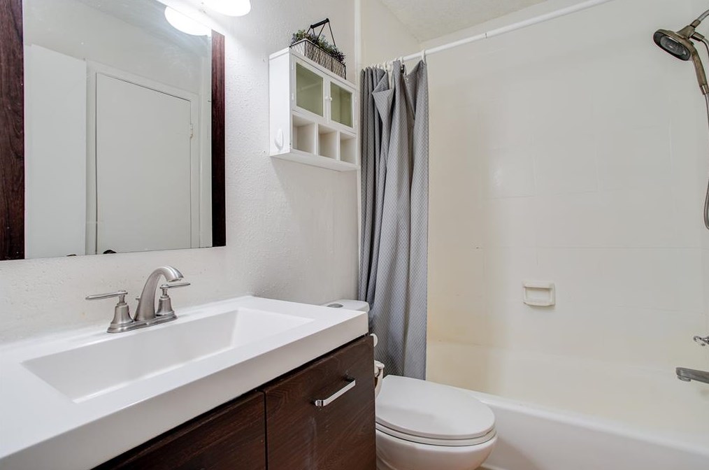 6825 Greenway Chase St, Houston TX  77072-2147 exterior