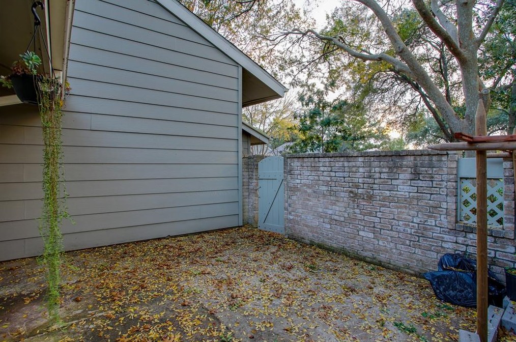6825 Greenway Chase St, Houston TX  77072-2199 exterior