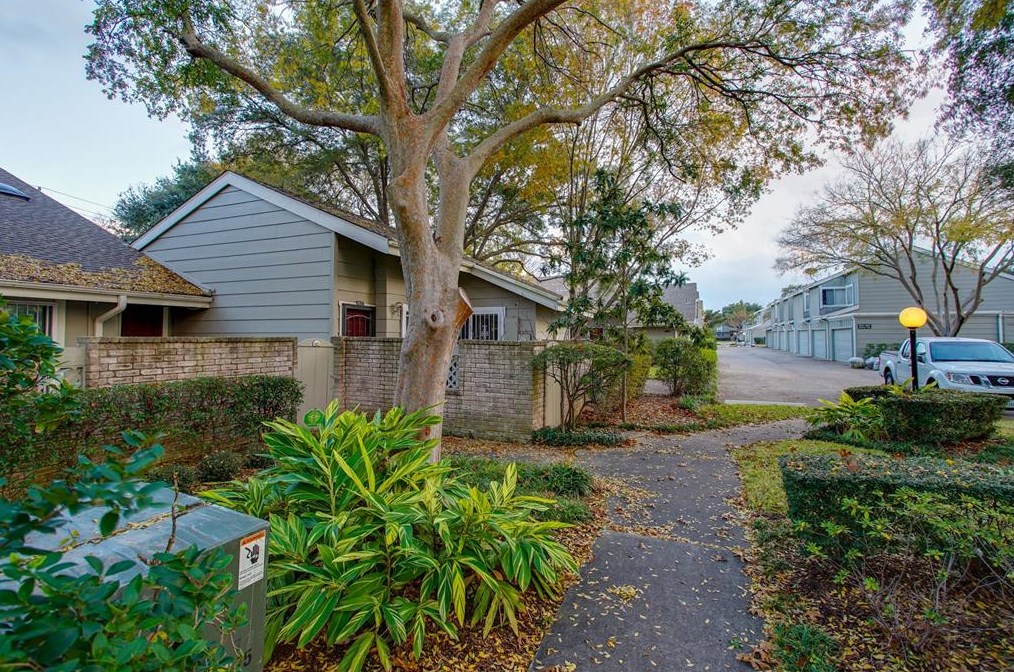 6825 Greenway Chase St, Houston, TX 77072-2199