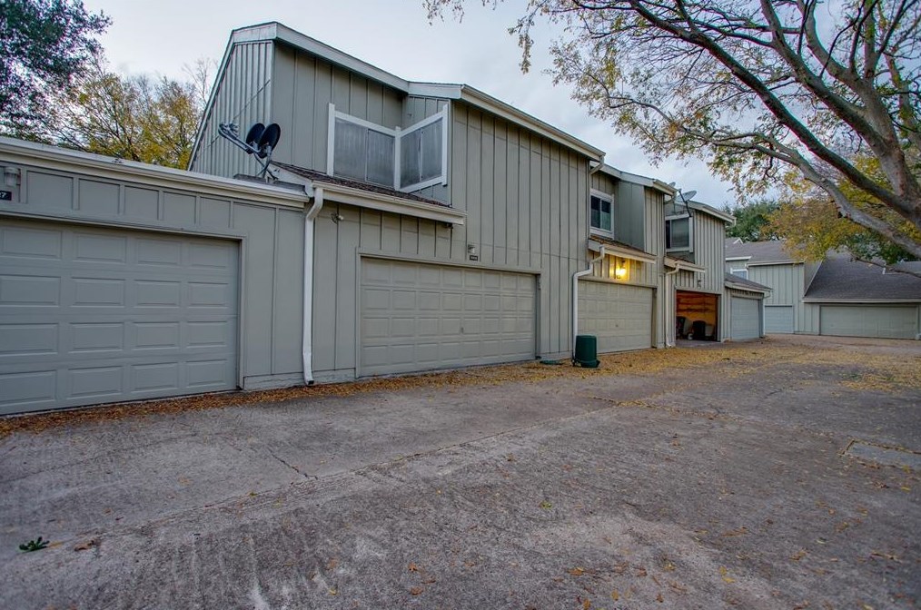 6825 Greenway Chase St, Houston TX  77072-2147 exterior