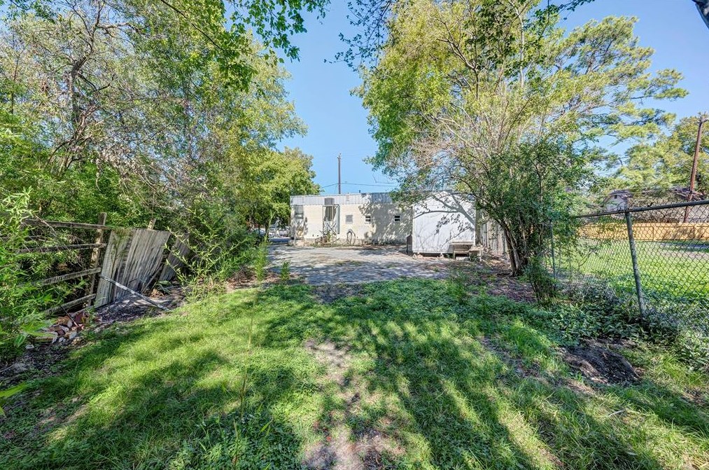 7634 Broadview Dr, Houston TX  77061-1605 exterior